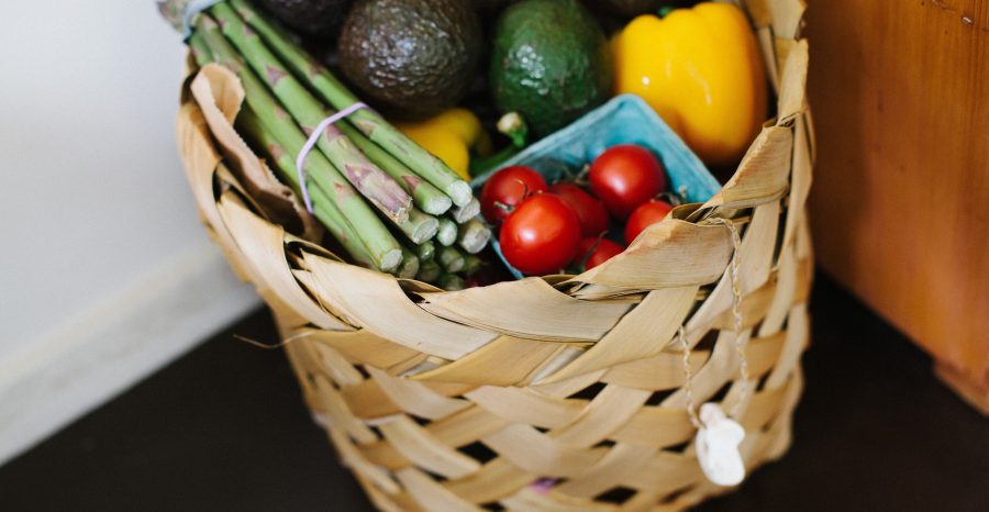 cestino con frutta e verdure